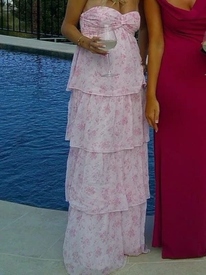 Balklänning  - Säljer nu min fina balklänning jag hade förra året. Endast använd en gång. Snörena sitter kvar, hade bara stoppat in de. 💕går inte att köpa längre