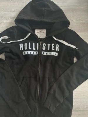Hollister zip hoodie - Jättesnygg och bekväm!! 💕Zip hoodien har tumhål vid ärmsluten!!