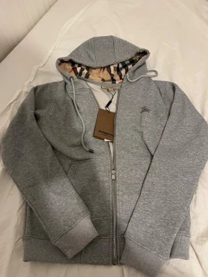 Burrrbery zipper helt ny  - Burrrbery zipper helt ny storlek  S finns väldigt snygg rekommenderar denna TikTok:Scandinavia_market 