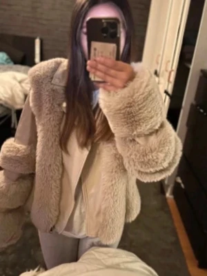 Beige teddy/skin jacka från Copperose - Säljer en beige jacka från Copperose i storlek L. Jackan är otroligt mjuk, varm och perfekt för vår/höst. Använd fåtal gånger och i jättefint skick!