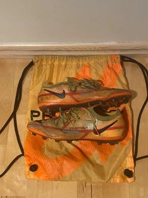 Nike Phantom Elite  - Tjena! Säljer ett par snygga Nike Phantom Elite som är svåra att få tag på nu! Storlek 42 och påsen följer självklart med! Nypris runt 3000kr! Hör av er vid frågor!