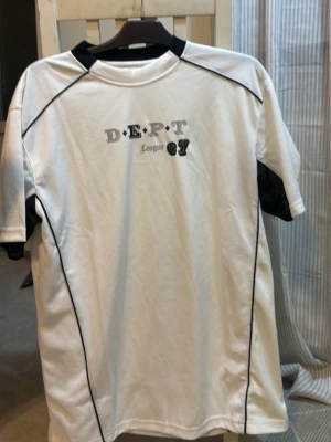 Cool T-shirt - Svart/vit T-shirt med tryck på. Overzise fit