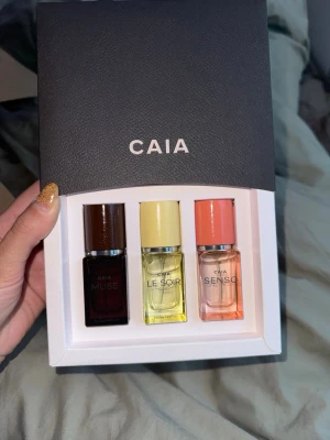 CAIA Mini Travel Collection set - CAIA Mini Travel Collection med tre parfymer: Muse, Le Soir och Senso. Perfekt storlek för väskan (3 x 15 ml). 