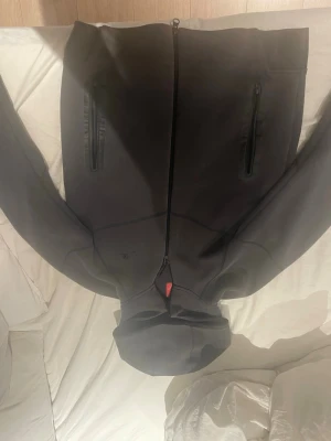 nike tech - mörk grå nike tech kofta. mycket bra skick. används ett par gånger men fortfarande bra. vädkigt skön material