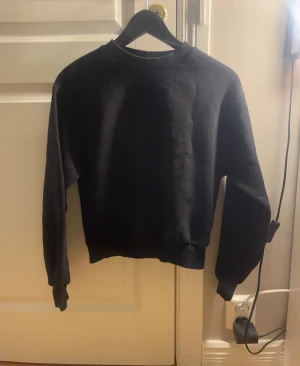 Simpel svart tröja från Gina Tricot - Simpel svart tjocktröja från Gina tricot. Mysig och varm till vintern, stilig och funkar till alla outfits. Perfekt till vintern! 