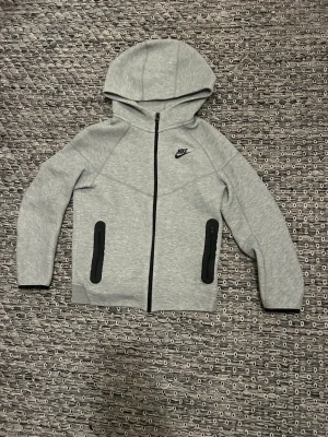 Nike tech - En riktigt fet Nike tech tröja strl xs