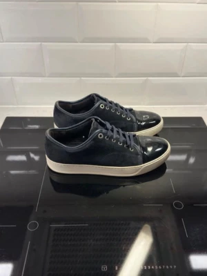 Lanvins - Lanvins i storlek uk7 vilket motsvarar 41-42 färgen är navy-  endast skor ingår därav priset hör dig vid frågor 