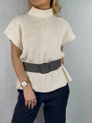 Krämvit stickad väst från NA-KD – Storlek S  - Säljer en jättefin stickad väst i en mjuk krämvit/off-white färg från NA-KD. Den har en snygg halvhög krage (mock neck) och en vid, boxig passform som faller superfint. Som visas på bilderna är den otroligt snygg att styla med ett brett bälte i midjan för en mer feminin siluett, men den fungerar lika bra som den är för en avslappnad look! ✨ 