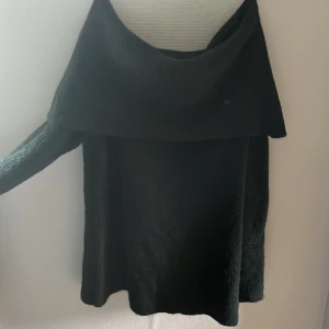 Grön off shoulder stickad tröja - En grön off shoulder stickad tröja från hm. Är i storlek s men skulle säga att den passar som M.