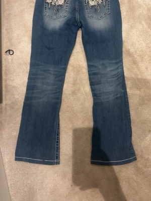 blåa miss me jeans bootcut,midrise strlk W32 - Säljer ett par blå jeans från Miss Me i storlek W32. Aldrig använda och köpte de för 1100. dem är ganska korta i längden