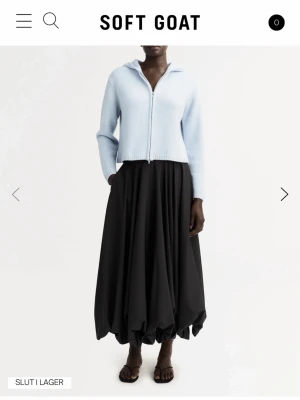 Soft Goat Chunky Hoodie - Grovstickad cashmere hoodie från Soft Goat i ljusblå färg (bild 1). Bild 2 och 3 är samma hoodie men i en annan färg, finns inte att köpa denna ljusblå färg längre. Nypris 4 595kr. Använd ca 2 gånger så i princip som ny. 