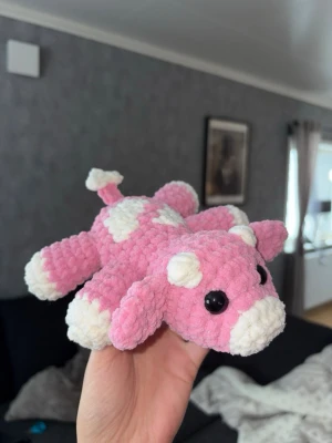 Virkad rosa kossa 🐮🩷 - Vit/rosa virkad kossa – handgjord & unik🐄🧶 Superfin, mjuk och söt liten ko i rosa & vit, perfekt som present eller för att ge lite extra charm till hyllan, soffan eller skrivbordet! 	•	Handgjord med kärlek🩷 •	Virkad i mjukt garn 	•	Unik – bara ett exemplar!  ✨ Pris: 150 kr ✨Passar både som prydnad och kramdjur 🧸OBS! Dessa innehåller säkerhetsögon som ej är rekommenderade för barn under 3 år!