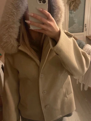 Kort kappa med fluff - Säljer denna jätte fina kappa med fluff då den inte riktigt är min stil🥹. Använt 2 gånger, nypris 500kr. Storlek M, passar mig som brukar ha S. Skriv om ni har frågor eller för fler bilder🩷