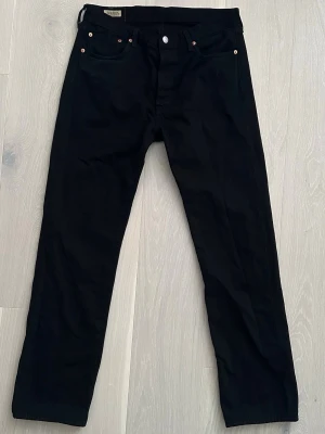 Svarta jeans Levi's premium 501, herr stl 33/32 - Svarta jeans i nyskick, Levi's original premium 501, herr stl 33/32. Använda ett fåtal gånger och tvättade skonsamt en gång. Det är Levis premium så hög kvalitet i tyget. 