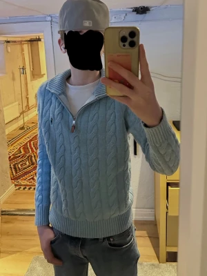 New Era baseball keps - Säljer min feta New Era keps med logo från laget LA dodgers. Den passar på någon med ett huvud runt 55-58 cm stort huvud. Är lite smutsig på backsidan, se sista bilden. Nypris: 500 kr. Köpt på Kennedies