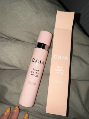 CAIA That Extra Hour Setting Spray - Säljer en CAIA That Extra Hour Long Lasting Setting Spray. Flaskan är ljusrosa med silvrig detalj och kommer i matchande kartong. Perfekt för att fixera sminket och ge en fräsch finish som håller länge.