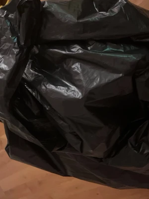 Mysterybäg kläder - En svart sopsäcks mystery bag med allt jag säljer och lite extra jag ej orkar fota  världet är 2000