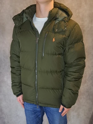 Ralph Lauren Dunjacka - Stl L - 🗻 Riktigt Snygg Och Populär Ralph Lauren Dunjacka I Färgen Olivgrön! 🗻 Nytt skick: 9,5/10, inga defekter | Stl L, Rekommenderar att vara mellan 180-192cm lång! Och självklart äkta! 🤝🙌