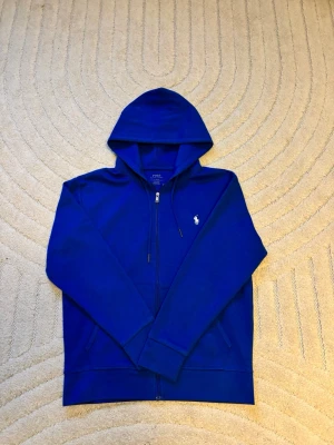 Ralph Lauren zip hoodie  - Skick: 8/10 | Storlek: S | Pris: 599 | Inga defekter | Passar längd 175 | Mått Längd: 64 cm Bred: 51 cm | Hör av er vid frågor eller minsta fundering! 