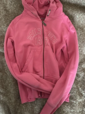 Sail racing tröja rosa - Sail racing tröja i rosa perfekt för en stilig outfit, den är super fin!