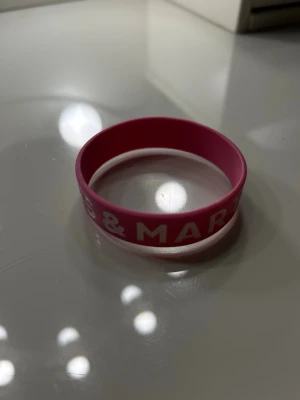 Marcus & Martinus armband  - Det rosa Marcus och Martinus armbandet, köpte på mmstore och är i helt nytt skick!! 🤍