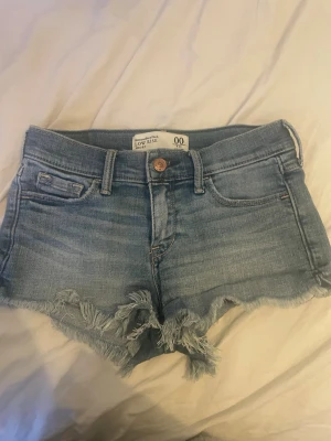 Jenas short - Lågmidjade jeans short i storlek w 24. 