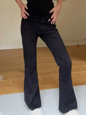 Svarta bootcut byxor med låg midja - Säljer ett par svarta byxor med bootcut-modell och låg midja. I mocka material💕