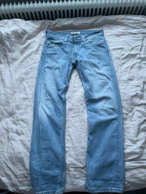 Levis 506 straight leg - Ett par raka jeans från Levis i snygg ljusblå färg. Storlek 32x32. Priset är inte hugget i sten så kom gärna med prisförslag :)
