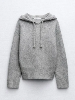 Grå stickad hoodie från Zara - Mysig grå stickad hoodie från Zara. Använd ett fåtal gånger så i bra skick. Pris kan diskuteras 💞