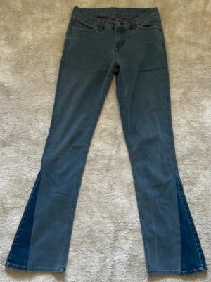 Blå bootcut jeans - Säljer ett par blå bootcut jeans med mörka detaljer längst ned vid benen💗💗super fina men är för långa för mig 156cm