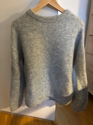 Stickad mohairtröja  - Så fin stickad mohairtröja från h&m i toppen skick i blå/grå färg 