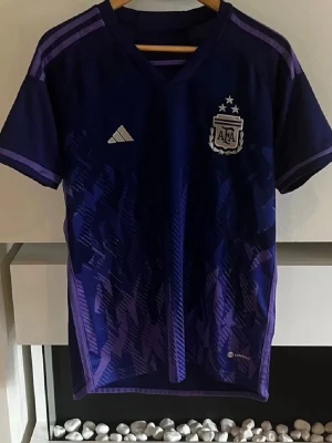 Argentina bortatröja 22/23 - Tjena, säljer denna riktigt fin Argentina bortatröja 22/23 med storleken M som är knappt använd. Skriv gärna vid intresse! 