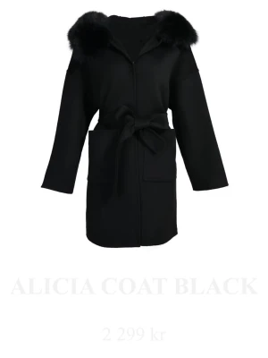 SVART Fur Stockholm Kappa - ⚠️KÖPER DU SENAST KLOCKA 18 SKICKAR JAG DEN SAMMA DAG⚠️  Går att pris förhandla   En svart färgad kappa från FUR Stockholm, använt 1 vinter. Ganska varm och passar dig i XS/S/M. Säljer då den inte använts på ett bra tag