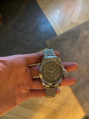 Helt Ny Seiko Mod Klocka - Säljer denna helt nya Seiko Mod klockan med en unik urtavla och Arabic dial  Klockan har en batteridriven Quartz movement, och den kommer med en klocklåda✅  Vid fler frågor eller funderingar skicka gärna ett pm, Mvh