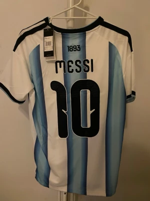 Lionel Messi Argentina fotbollströja  - Lionel Messi 10 fotbollströja. Helt ny med tag. Nyckelring följs med! Storlek Small