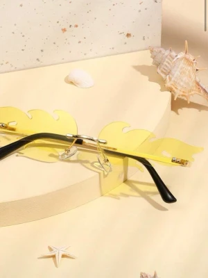 Gul flameformad solglasögon - Unika solglasögon med flameformade linser i klar gul färg och tunna guldfärgade bågar. Skalmarna är svarta och glasen har en cool, edgy design som verkligen sticker ut. Perfekt för dig som vill ha något annorlunda och vågat.