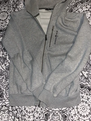 Sail Racing Zip Hoodie  - Säljer min Sail Racing hoodie blev för liten för mig och har inte haft till användning längre. Storlek S passar även M och i väldigt bra skick