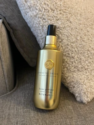Rumsdoft Rituals - Säljer denna rumsdoft från Rituals. Flaskan rymmer 200 ml, men innehållet är något mindre eftersom den är använd. Se bild två för att se hur mycket som finns kvar. Jag skickar oftast samma dag eller senast dagen efter 💗