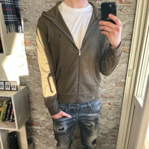 Ralph Lauren hoodie - Bra skick, lite urtvättad. Storlek M passar dig som är mellan 178-185cm ungefär. Nypris ca 2000kr. Modellen är 185 cm, 79 kg. Självklart äkta - Kolla bara recensionerna! Passar bra nu till vintern. Skriv för mer information!🤝