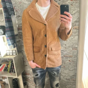 Oscar Jacobson Sherlingjacka - Mycket fint skick, lite sliten läder samt att lappen sitter lite löst. Storlek  50/M passar dig som är mellan 180-190cm ungefär. Nypris ca 10 000-20 000kr. Modellen är 185 cm, 79 kg. Självklart äkta - Kolla bara recensionerna! Passar bra nu till vintern och våren. Skriv för mer information!🤝