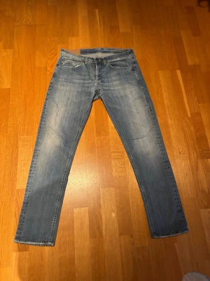 Dondup George 33 - Dondup ljusblå Stl 33 hör av dig vid mer funderingar eller bilder!