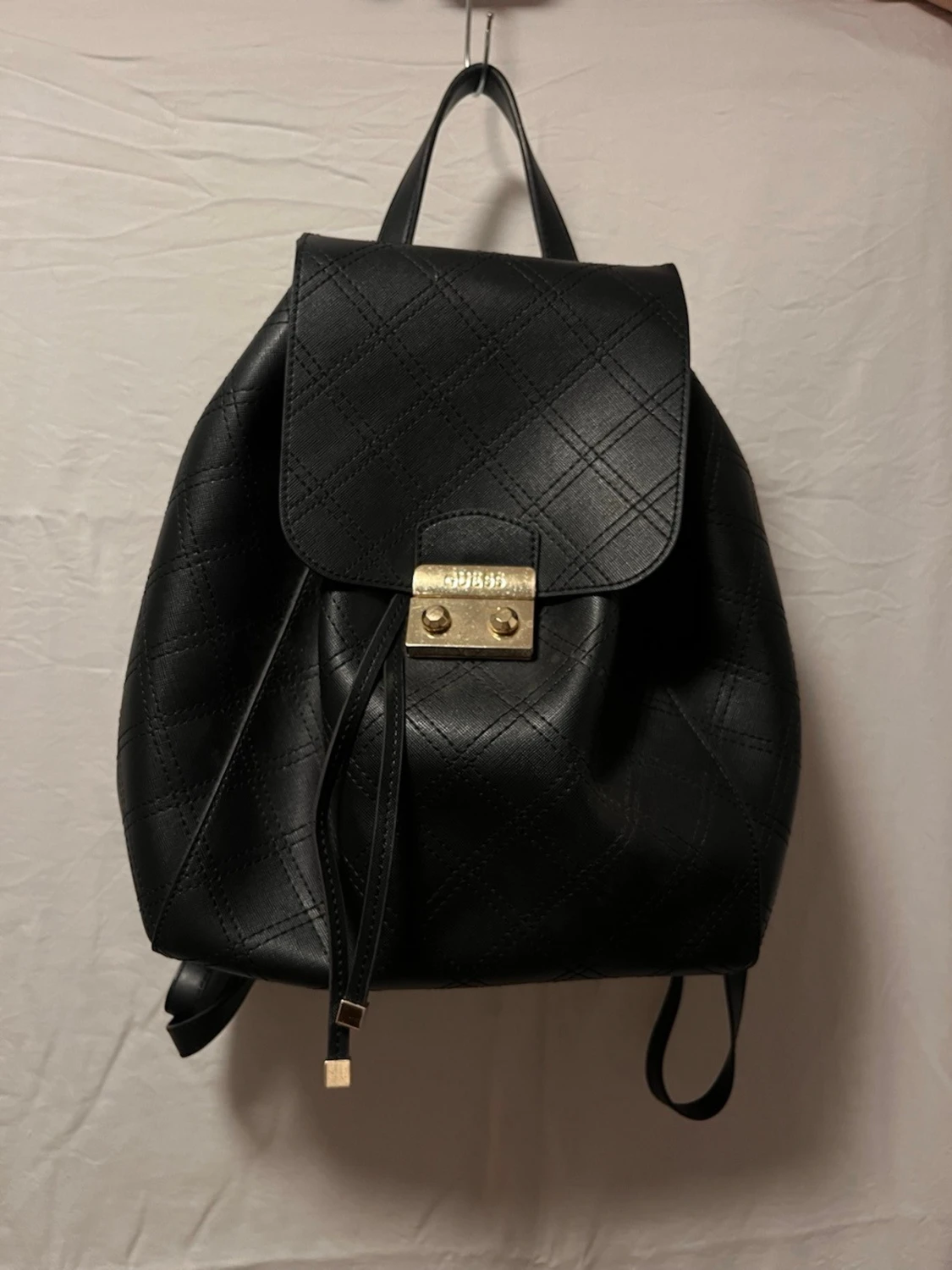 Svart quiltad ryggsäck från Guess