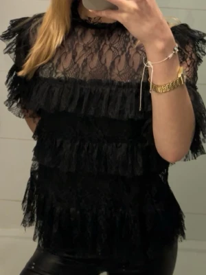 snygg topp  - Från ”by malina”. Nypris 1800kr. Storlek L men sitter bra på mig som har S i vanliga fall. 