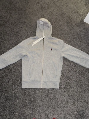 Ralph Lauren Full zip  - En sällsynt Ralph Lauren  tröja i gott skick, storlek S. Några få anmärkningar på användning vid armmuffarna. Hög kvalitativ tröja. Kom med prisförslag. 