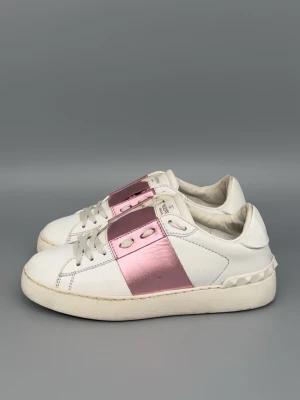 Valentino Open Skor | 36 - Valentino Open Skor i mycket fint skick! Eftertraktad färg! Storlek 35.5 men passar större. Nypris: 7000kr. Självklart äkta! Hör av er vid funderingar 🙌