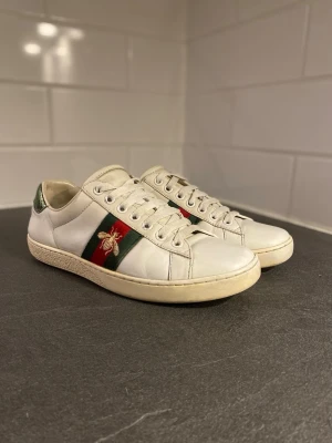 Gucci ace bee - Hej,jag säljer dessa Gucci ace bee i riktigt bra skick|Vårat pris: 1899|Nypris:9000|Självklart äkta👌            Tillbehör: Tyvärr inget| Mvh Emil