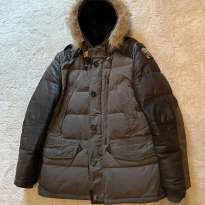 Parajumpers Dhole Special Edition - Parajumpers Dhole.  Skick: 7/10 storlek: L   Färg: grå. Svart/brun. 