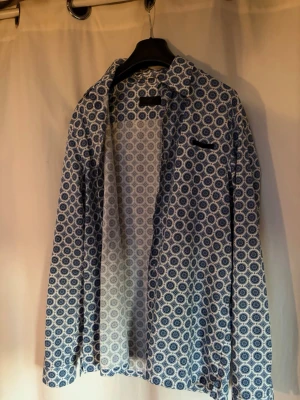 Prada skjorta  - Sjukt snygg skjorta ifrån Prada, perfekt för en lyxigare känsla, nypris på 3499kr. Storlek 39 vilket motsvarar M skulle jag säga 