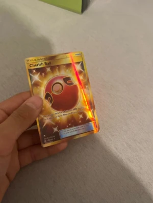 Pkemonkort – Cherish Ball (Trainer Item) – Holo - Säljer ett Pokémonkort Cherish Ball (Trainer – Item) i holografiskt utförande. Kortet är i mycket fint skick, se bilder för egen bedömning.   Original Pokémon TCG  Holo / shiny  Perfekt för samlare eller spel