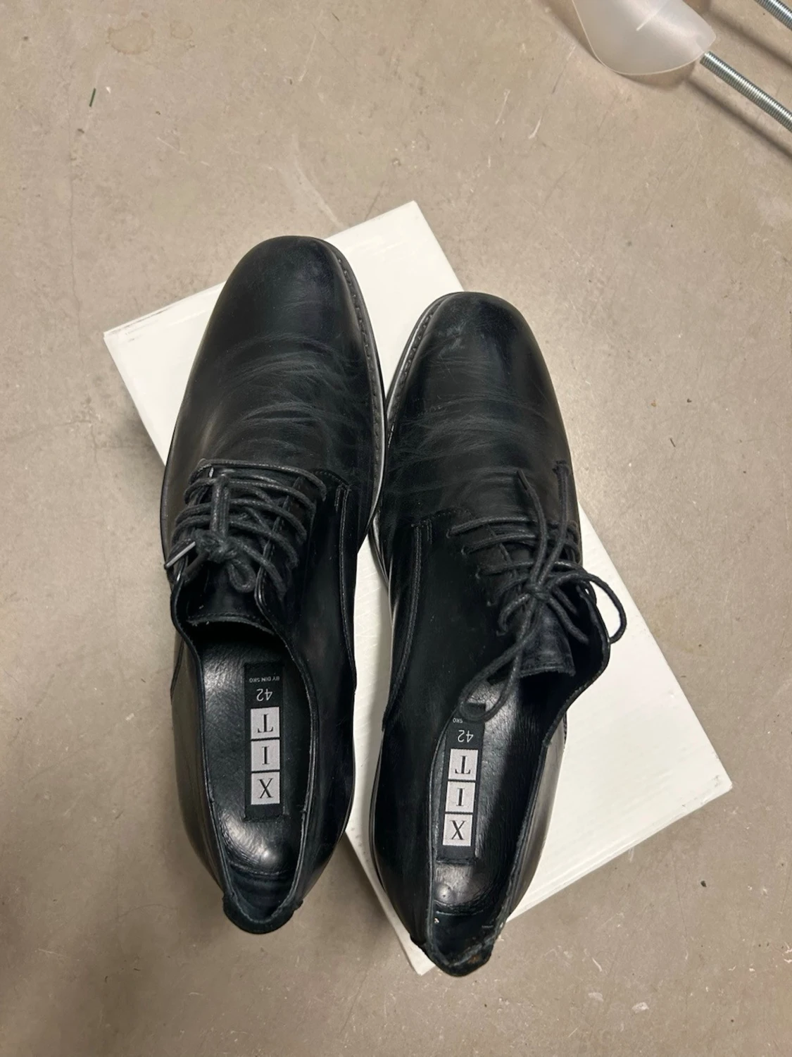 Svarta kostymskor från TILT, strl 42 - 4